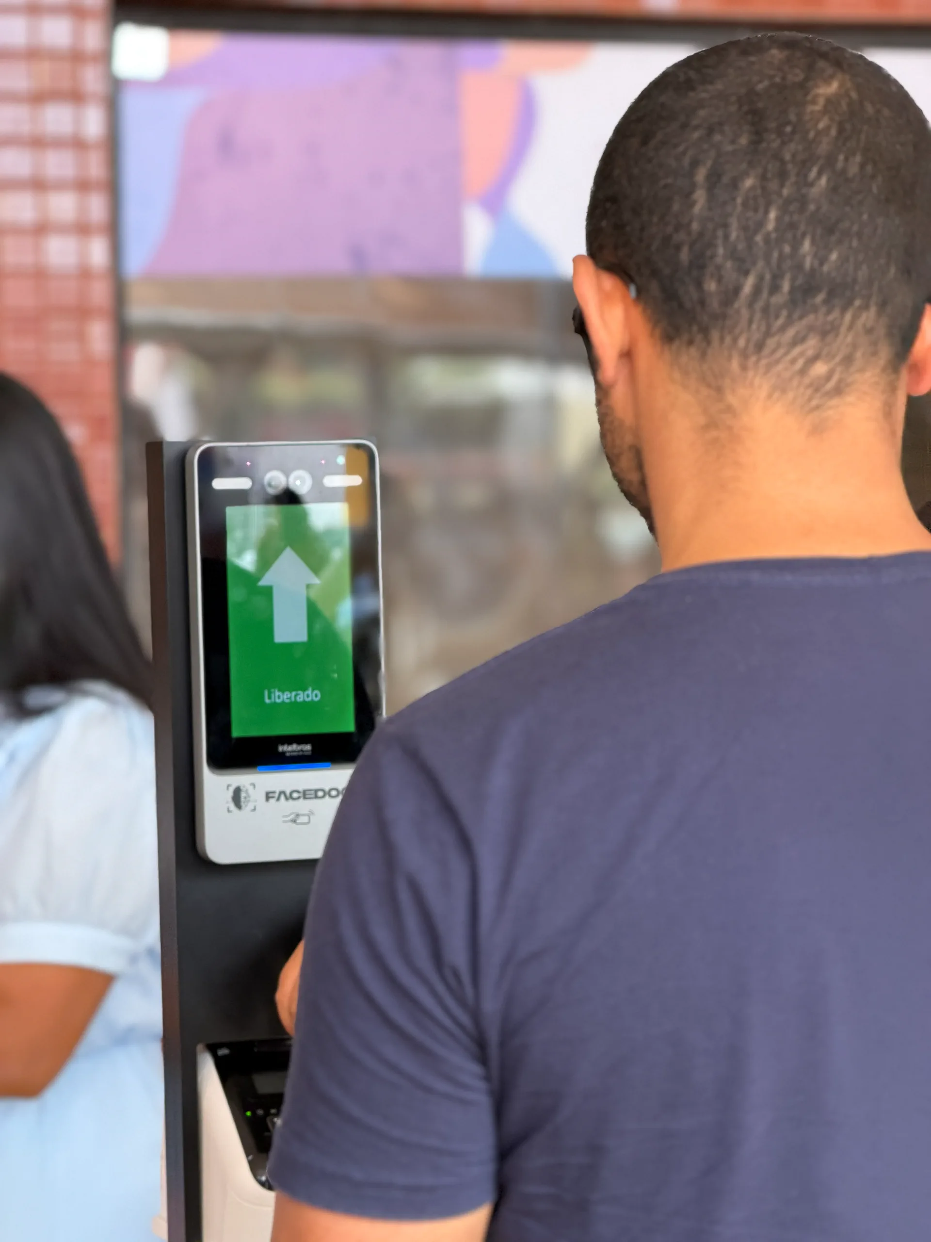 Leitor Facedoor com a tela em Liberado durante o credenciamento