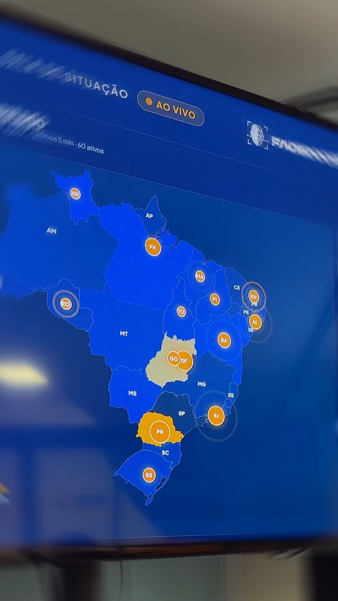 Tela da Sala de Situação ao vivo, com o mapa do Brasil e os check-ins por estado